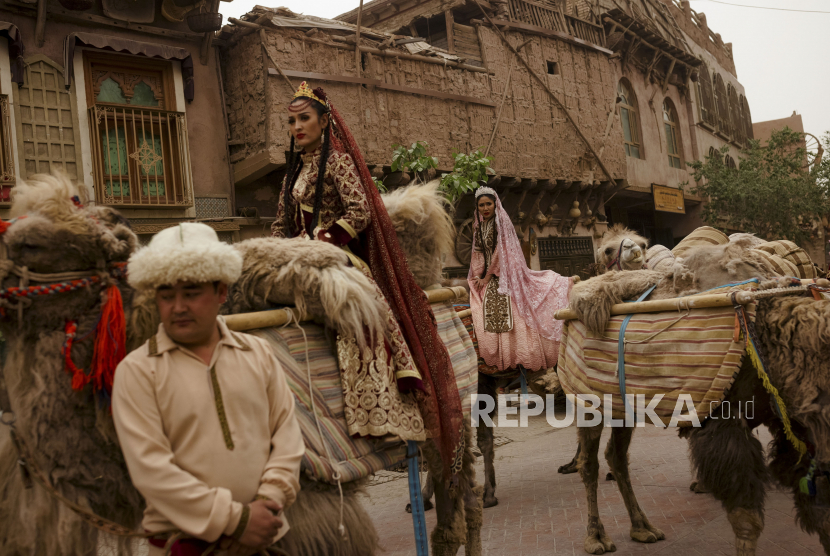 Penampil mengenakan pakaian tradisional saat tampil di kota tua di Kashgar, Daerah Otonomi Uyghur Xinjiang, China