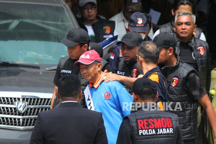 Rekontruksi kasus pembunuhan oleh tersangka Yosep Hidayah (bertopi merah) yang merenggut nyawa istri dan anaknya, yaitu Tuti Suhartini dan Amalia Mustika Ratu, di rumah kejadian perkara (TKP)