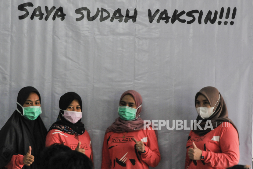 Sejumlah warga rumah susun (rusun) Marunda berfoto usai mengikuti vaksinasi COVID-19 di Jakarta Utara, Jumat (11/6/2021). Vaksinasi yang diikuti 500 warga rusun untuk mencegah penyebaran COVID-19. 