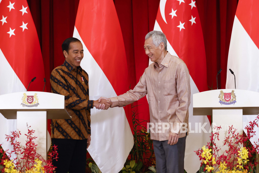 Presiden Joko Widodo dan Perdana Menteri Singapura Lee Hsien Loong berjabat tangan saat konferensi pers bersama di The Istana di Singapura, Kamis (16/3/2023).