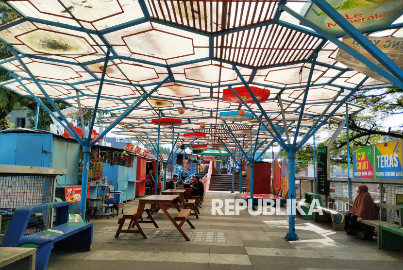 Meski sepi pengunjung, sejumlah kios makanan tetap buka di Teras Cihampelas, di Jalan Cihampelas, Kota Bandung, Jumat (4/7/2025). Terkait kondisi ruang publik berkonsep skywalk ini, ada wacana usulan Gubernur Jabar Dedi Mulyadi untuk membongkar Teras Cihampelas. Meski demikinan Pemkot Bandung masih mencari solusi.