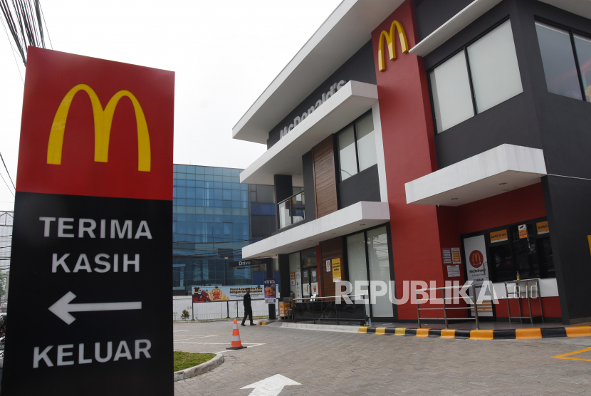 Petugas keamanan berjaga di salah satu gerai restoran cepat saji McDonald  yang ditutup sementara di Jalan Tambak, Jakarta, Kamis (10/6/2021).  Pemprov DKI Jakarta menutup sementara 21 gerai McDonald's selama 1x24 jam sebagai akibat dari adanya kerumunan pembeli saat peluncuran paket BTS meal pada Rabu (9/6) yang melanggar protokol kesehatan pencegahan penularan COVID-19. 