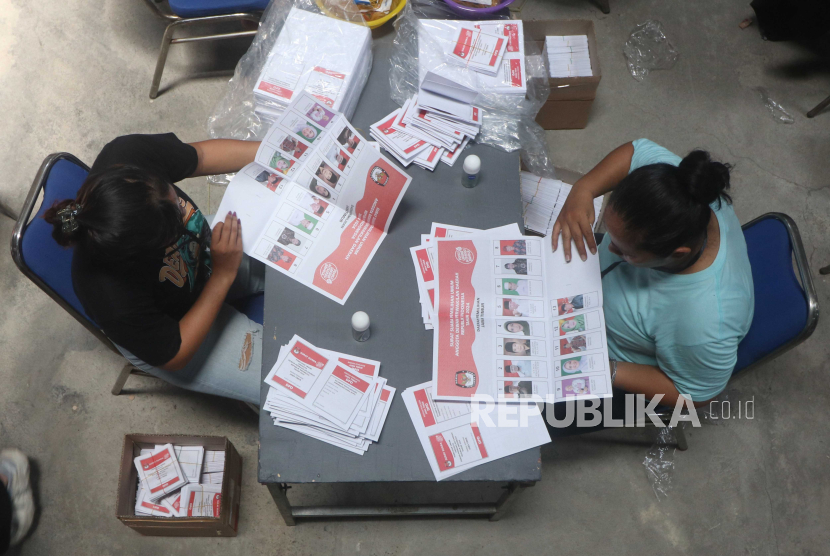 Pekerja melipat surat suara Pemilu 2024 di gudang Komisi Pemilihan Umum (KPU) Kota Kediri di Kota Kediri, Jawa Timur, Kamis (4/1/2024). KPU Kota Kediri mulai melakukan pelipatan surat suara Dewan Perwakilan Daerah (DPD) sebanyak 283.972 surat suara dengan memberdayakan 100 petugas.