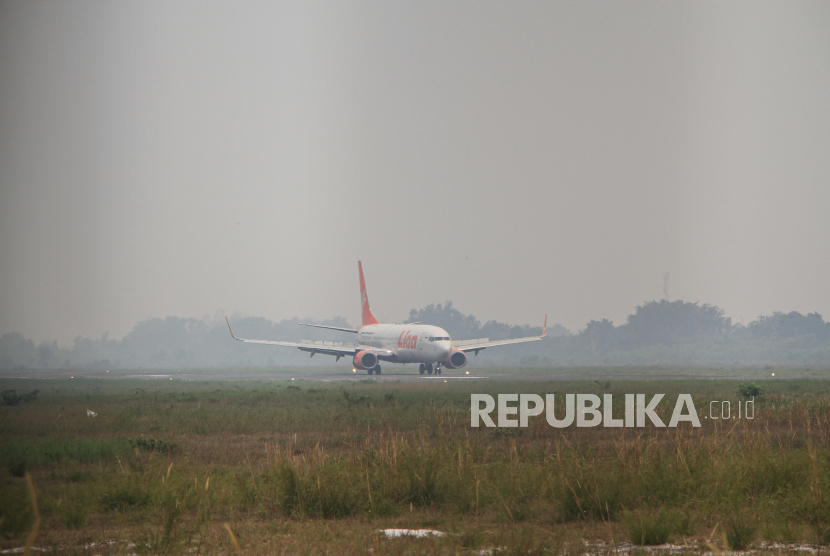 Pesawat mendarat d antara kabut asap (ilustrasi). BMKG Bengkulu menyatakan kabut bercampur asap menganggu penerbangan.