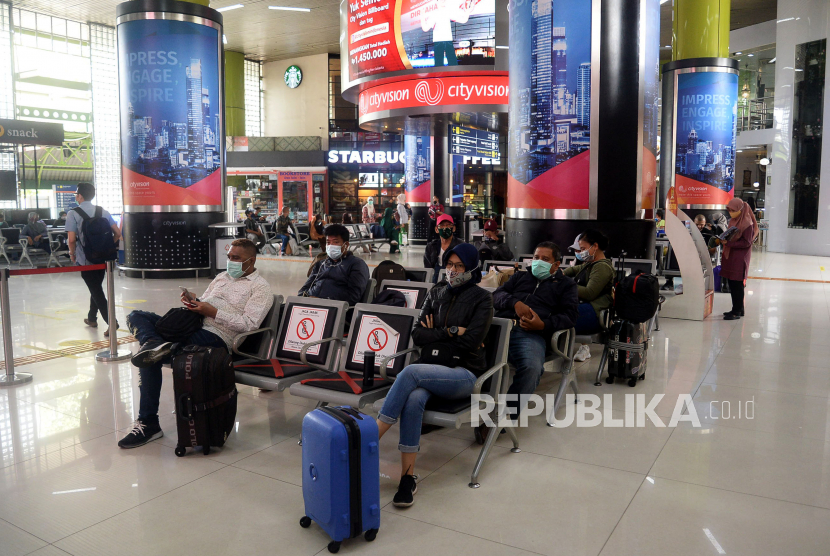 Sejumlah calon penumpang duduk di ruang tunggu Stasiun Gambir, Jakarta (ilustrasi). PT KAI (Persero) Daop 1 Jakarta menambah perjalanan kereta api (KA) jarak jauh dengan tarif terjangkau mulai dari Rp 85 ribu untuk keberangkatan dari Stasiun Gambir dan mulai dari Rp 49 ribu untuk keberangkatan dari Stasiun Senen. Prayogi/Republika.