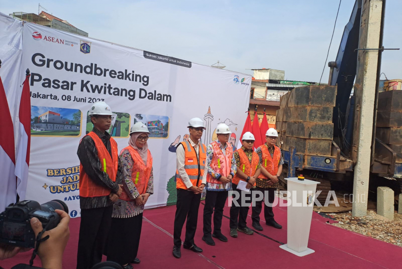 Penjabat (Pj) Gubernur DKI Jakarta Heru Budi Hartono saat meresmikan groundbreaking Pasar Kwitang Dalam di Jakarta Pusat, Kamis (8/6/2023).