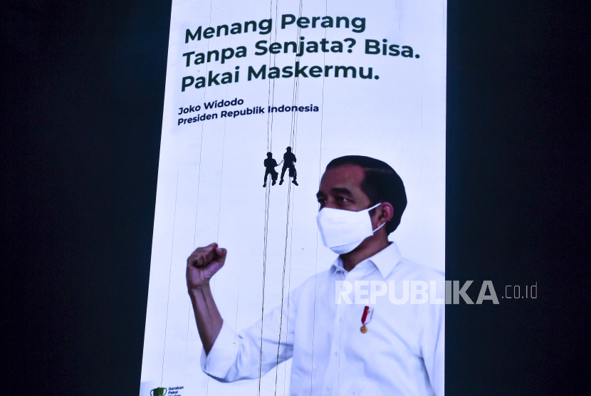 Pekerja membersihkan layar iklan pesan layanan masyarakat terkait penanganan Covid-19 di Jakarta, Ahad (27/9/2020). Presiden Joko Widodo menyampaikan bahwa penanganan pandemi Covid-19 membutuhkan kedisiplinan dan kerja keras dari seluruh komponen bangsa. 