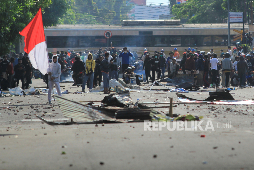 Demonstran berunjuk rasa menolak pengesahan Undang-Undang Cipta Kerja atau Omnibus Law di Cirebon, Jawa Barat, Kamis (8/10/2020). Unjuk rasa tersebut berakhir ricuh dan mengakibatkan sejumlah fasilitas umum rusak. 