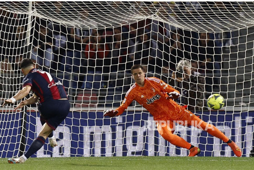 Pemain Bologna  Riccardo Orsolini mencetak gol 1-0 dari titik penalti pada pertandingan sepak bola Serie A Italia antara Bologna FC dan Juventus FC, di Bologna, Italia, Senin (1/5/2023) dini hari WIB.