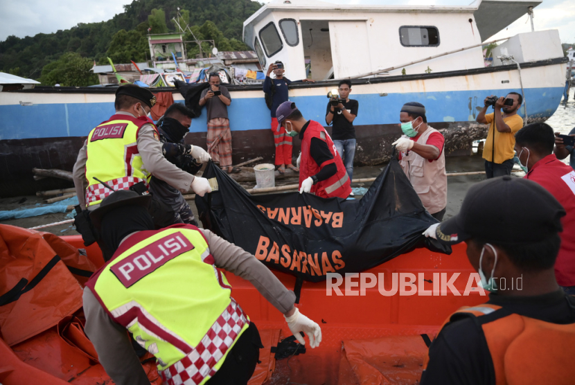 Tim penyelamat dan polisi membawa jenazah korban kapal pengungsi Rohingya yang terbalik, di Aceh Jaya, Indonesia, Ahad, (24/3/2024).