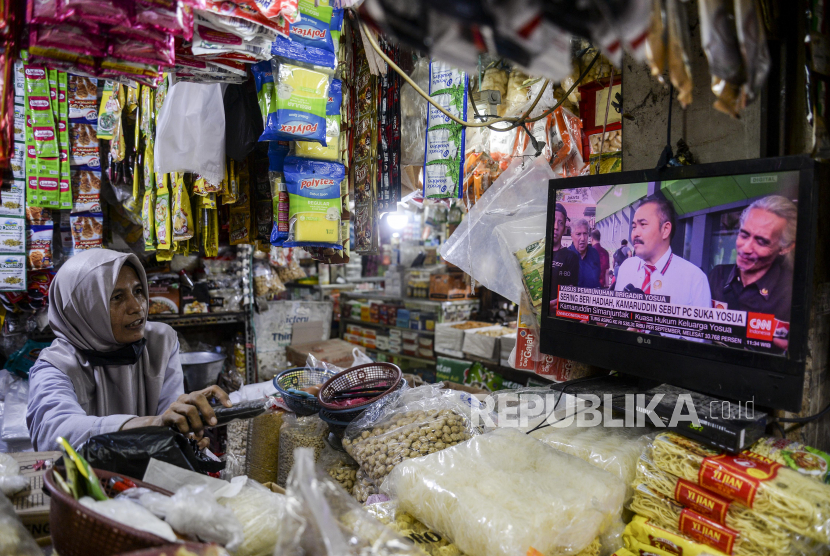 Pedagang menonton siaran dari televisi yang telah dipasang perangkat set top box (STB) di Pasar Kebayoran Lama, Jakarta, Rabu (2/11/2022). Kemenkominfo menegaskan siaran televisi digital gratis bagi semua masyarakat.