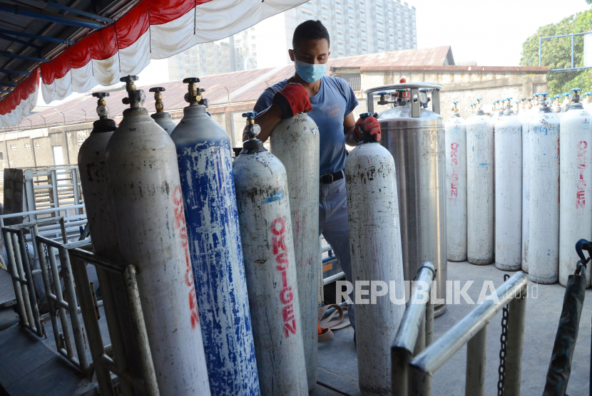 Kesibukan pegawai menyiapkan pasokan oksigen untuk medis di suplayer oksigen Samator Group, di Kota Bandung, Rabu (7/7). Sejumlah suplayer oksigen di Kota Bandung, saling melengkapi untuk memenuhi ketersediaan oksigen. Pemkot Bandung memastikan kebutuhan oksigen untuk medis di Kota Bandung bisa terpenuhi.