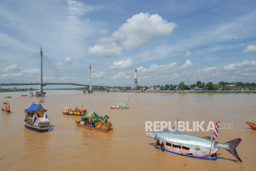 Peserta Lomba Perahu Hias menyusuri Sungai Batanghari, kawasan Jembatan Gentala Arasy, Jambi, Ahad (8/1/2023). Sungai Batanghari merupakan sungai terpanjang di Sumatra. Saat ini, kondisinya sudah sangat tercemar dan kotor. 
