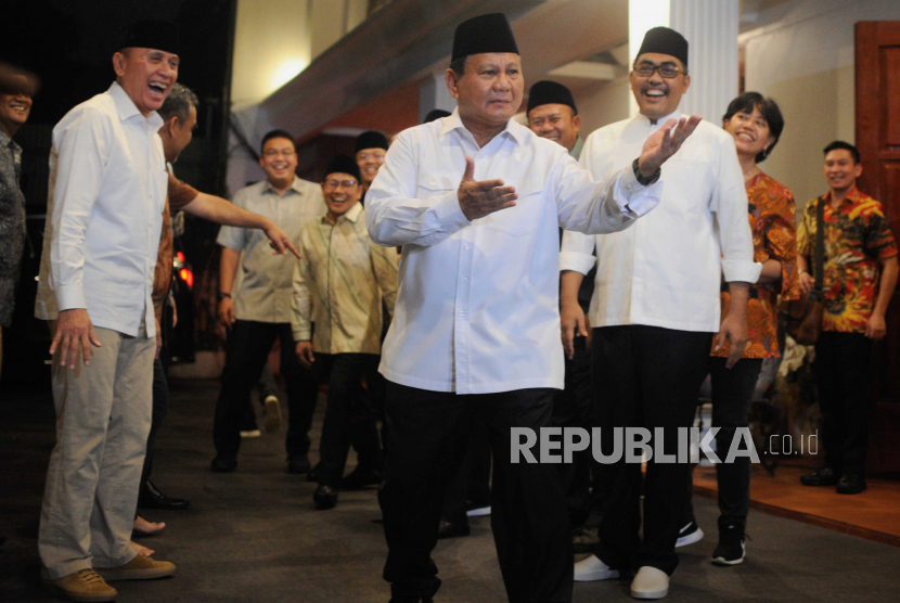 Ketua Umum Partai Gerindra Prabowo Subianto melakukan pose silat disaksikan Ketua Umum Partai Kebangkitan Bangsa Muhaimin Iskandar setelah melaksanakan pertemuan di Jakarta, Jumat (28/4/2023). Pertemuan tersebut sebagai ajang silaturahim antar kedua partai sekaligus membahas pematanganan Koalisi Kebangkitan Indonesia Raya.