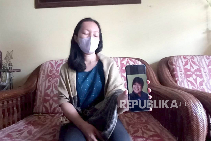 Valeria Buring, kakak sepupu Mayang menceritakan Mayang menjadi korban tindak pidana perdagangan orang di Myanmar, Jumat (5/4/2023). Pemerintah Indonesia melalui Kedutaan Besar (KBRI) Yangon dan KBRI Bangkok berhasil membebaskan 20 Warga Negara Indonesia (WNI) dari wilayah konflik Myawaddy, Myanmar. 