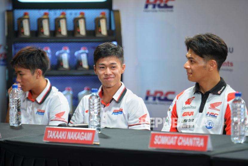 Pebalap MotoGP dari tim LCR Honda Takaaki Nakagami (kanan) bersama pebalap Moto2 Honda Team Asia Ai Ogura (tengah), dan pebalap Moto3 Honda Team Asia Taiyo Furusato (kiri) saat konferensi pers jelang seri MotoGP Mandalika 2023 pada acara Meet And Greet Idemitsu Riders di Jakarta, Selasa (10/10/2023). Idemitsu bersama Honda antusias menyambut gelaran MotoGP seri Mandalika yang akan digelar pada 13-15 Oktober mendatang di Sirkuit Internasional Mandalika dengan menghadirkan pebalap Honda yang akan berlaga pada gelaran MotoGP, Moto2 dan Moto3. Dalam sesi konferensi pers tersebut, pebalap Moto3 asal Indonesia, Mario Aji akan menjaga stamina sekaligus meningkatkan kepercayaan diri  jelang laga balapan kandang.