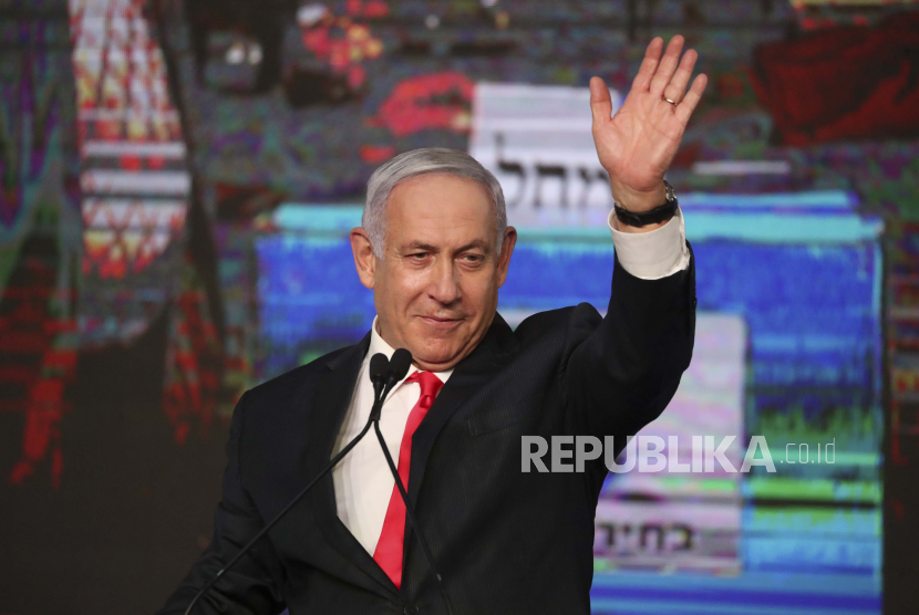 Perdana Menteri Israel Benjamin Netanyahu melambai kepada para pendukungnya setelah hasil jajak pendapat pertama untuk pemilihan parlemen Israel di markas partai Likud di Yerusalem, Rabu (24/3).