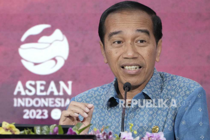 Presiden Joko Widodo (Jokowi). Jokowi melakukan pertemuan bilateral dengan Perdana Menteri Kepulauan Cook Mark Brown di Hotel Rihga Royal, Hiroshima, Jepang, Sabtu (20/5/2023).