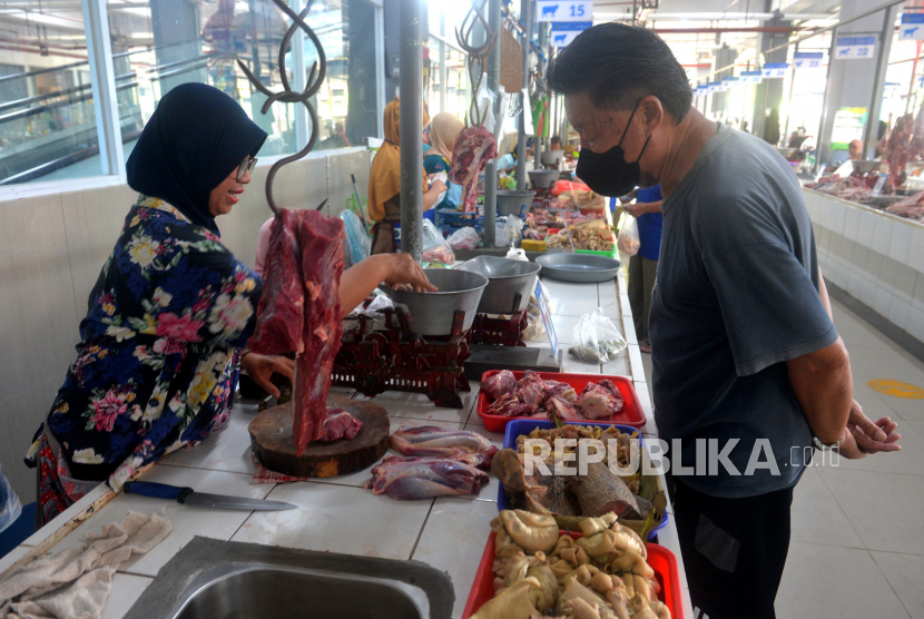 Pedagang melayani pembeli daging sapi di Pasar Prawirotaman, Yogyakarta. Dinas Pertanian DIY menyebut, kebutuhan masyarakat akan daging pada saat Idul Adha 2022 mengalami defisit sekitar 10 persen. Angka tersebut didapat dari perhitungan jumlah populasi hewan ternak dibandingkan dengan kebutuhan masyarakat di DIY.