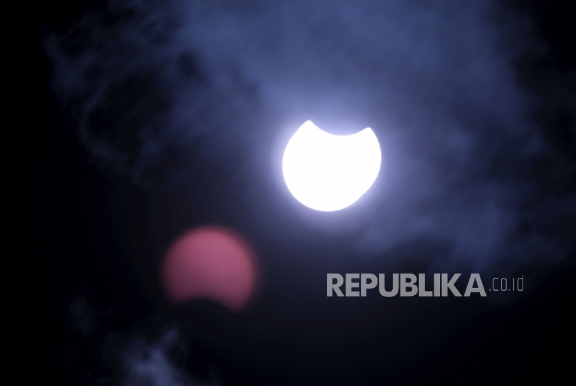 Gerhana matahari sebagian di Liepupe, Latvia, 10 Juni 2021. Gerhana Matahari Hibrida Muncul di Langit Indonesia 20 April 2023