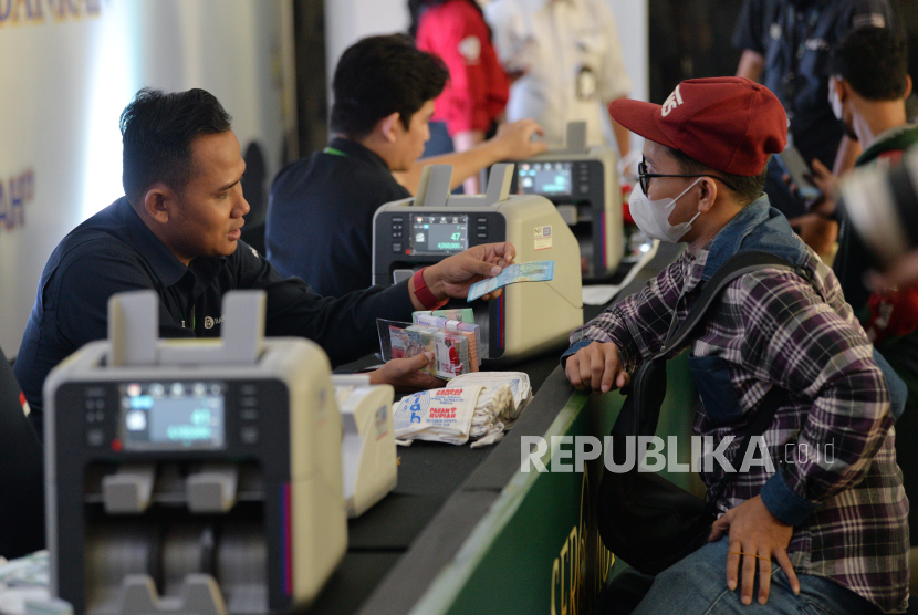 Warga menukarkan uang pecahan pada Layanan Kas Keliling Terpadu di Istora Senayan, Jakarta, Kamis (28/3/2024). 