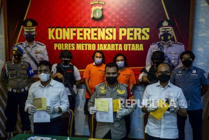Kepala Polres Metro Jakarta Utara (Kapolrestro Jakut), Kombes Guruh Arif Darmawan (tengah).