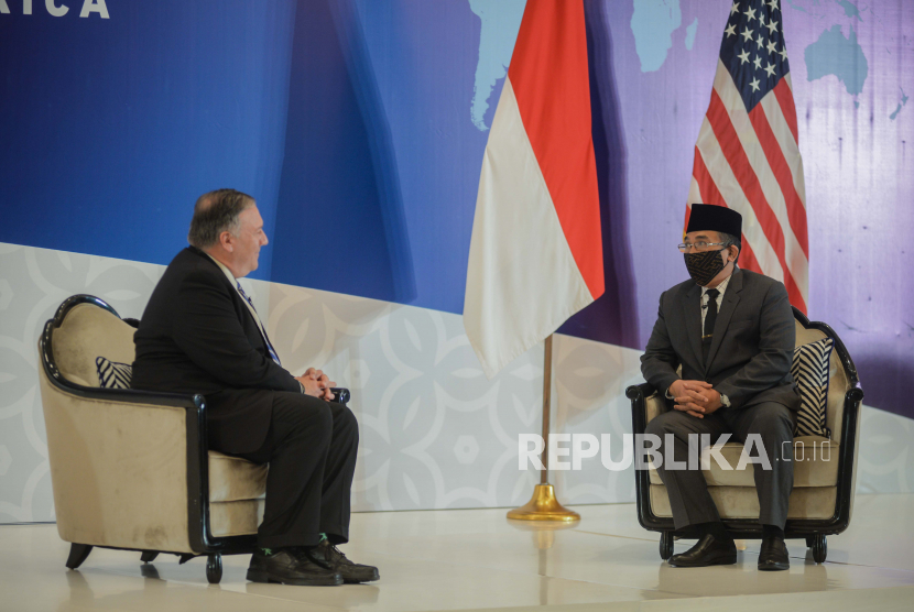 Menteri Luar Negeri Amerika Serikat Michael Pompeo (kiri) dipandu Katib Aam Pengurus Besar Nahdlatul Ulama (PBNU) Yahya Cholil Staquf (kanan) saat menjadi pembicara dalam dialog dengan GP Ansor di Jakarta beberapa waktu lalu.