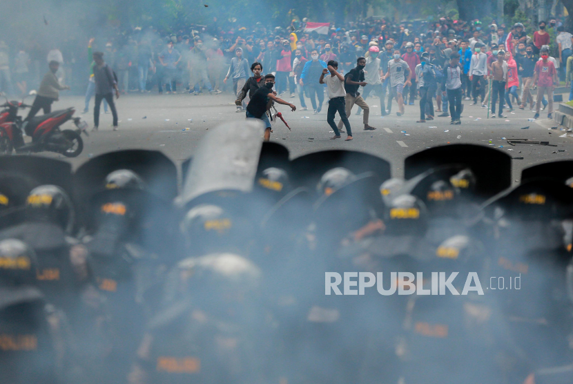 Kerusuhan saat demonstrasi mahasiswa dan pemuda menolak Undang-Undang Omnibus Law Cipta Kerja di depan halaman Gedung DPRD Sumatera Utara di Medan mengakibatkan tiga personel polisi terluka, satu di antaranya polisi wanita.