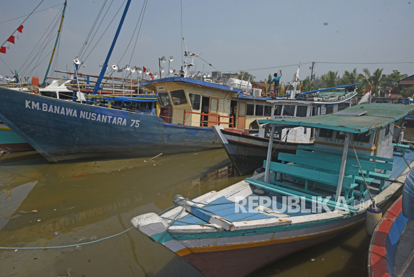 Nelayan yang tak melaut berdiri di atas kapal yang terparkir di Pelabuhan Perikanan Karangantu, Serang, Banten, Senin (7/8/2023) (ilustrasi).