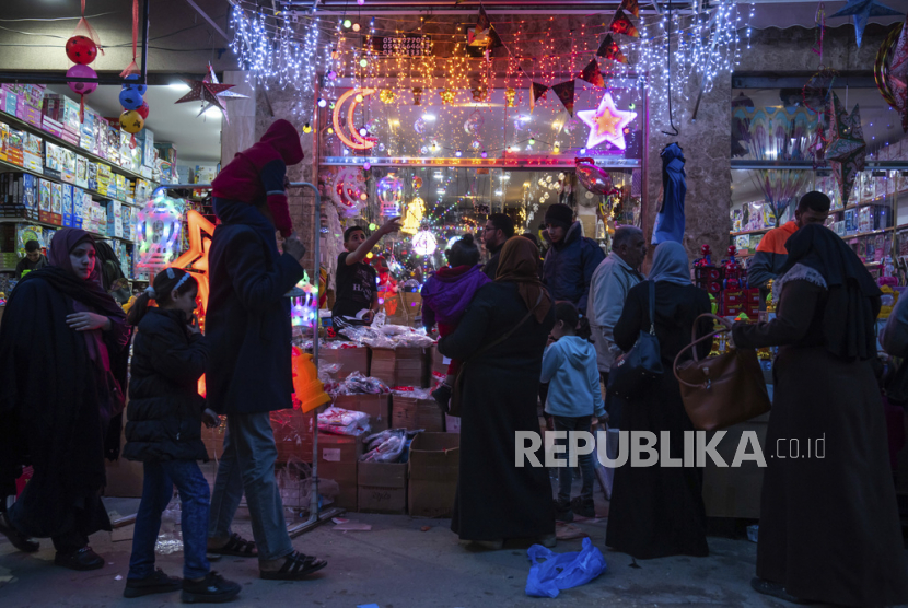  Warga Palestina berbelanja lampu pesta dan dekorasi lainnya di pasar Zawiya menjelang bulan suci Ramadhan, di Kota Gaza.