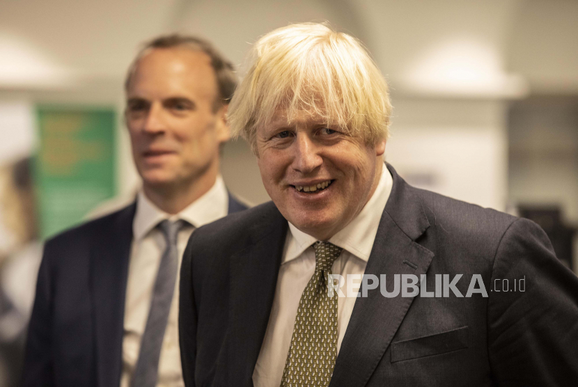  Perdana Menteri Inggris Boris Johnson, kanan, dan Menteri Luar Negeri Dominic Raab mengunjungi Pusat Krisis Kantor Luar Negeri, Persemakmuran dan Pembangunan di Whitehall, London, Jumat, 27 Agustus 2021 untuk melihat bagaimana mereka mendukung dan memantau evakuasi yang sedang berlangsung di Afghanistan.