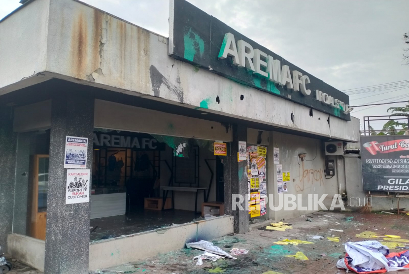 Kantor Arema FC mengalami kerusakan setelah terjadinya kerusuhan antara suporter Aremania dan penjaga kantor tim 