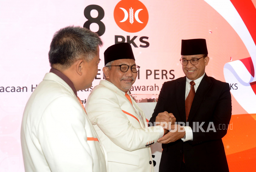 Presiden PKS Ahmad Syaikhu (tengah) berjabat tangan dengan mantan Gubernur DKI Jakarta Anies Baswedan (kanan).