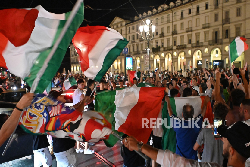 Fans Italia merayakan kemenangan timnya dalam pertandingan semifinal UEFA EURO 202 antara Italia dan Spanyol di Piazza Venezia, Roma, Italia, 06 Juli 2021.