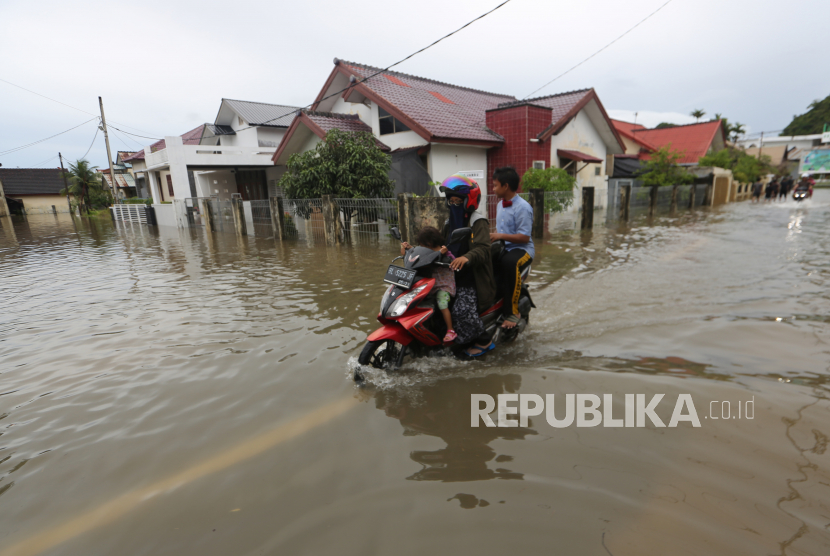 Pengendara sepeda motor melintasi genangan banjir di Desa Lampasie Engking, Aceh Besar (ilustrasi). Warga setempat diminta mewaspadai bencana hidrometeorologi.
