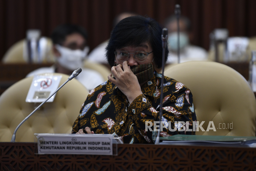 Menteri Lingkungan Hidup dan Kehutanan Siti Nurbaya mengikuti Rapat Kerja dengan Komisi IV DPR di Kompleks Parlemen Senayan, Jakarta, Rabu (24/6/2020). Rapat tersebut membahas RKA K/L dan RKP K/L Tahun 2021 serta evaluasi pelaksanaan APBN 2019 Kementerian LHK. 