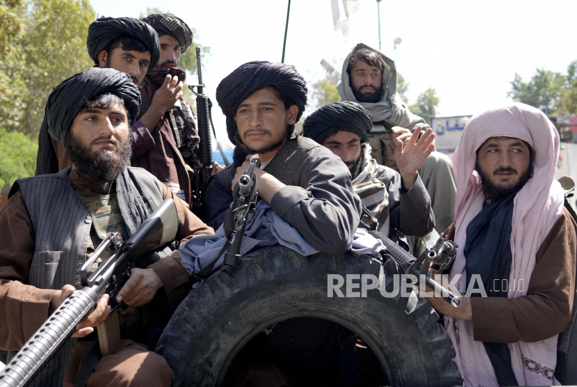 Pejuang Taliban merayakan ulang tahun pertama penarikan pasukan pimpinan AS dari Afghanistan, di Kabul, Afghanistan, Rabu, 31 Agustus 2022. Pemimpin Tertinggi Afghanistan Perintahkan Penerapan Hukum Islam Penuh