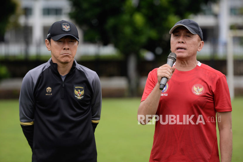 Ketua Umum PSSI Mochamad Iriawan (kanan) bersama Pelatih Timnas U-20 Shin Tae Yong menyampaikan instruksi  kepada Pesepakbola Timnas U-20 di Lapangan A Senayan, Jakarta, Rabu (15/2/2023). Timnas U-20 menjalani pemusatan latihan jelang kejuaraan Piala Asia U-20 2023.