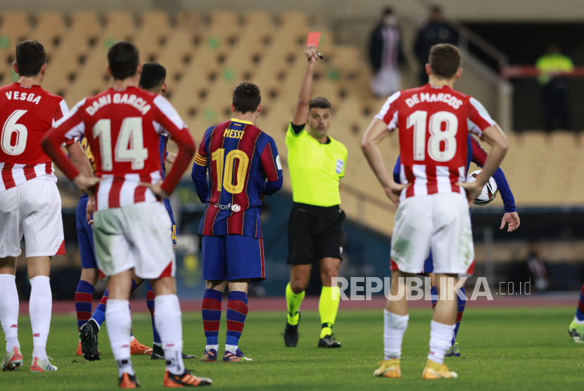 Bintang Barcelona Lionel Messi (no 10) saat menerima kartu merah.