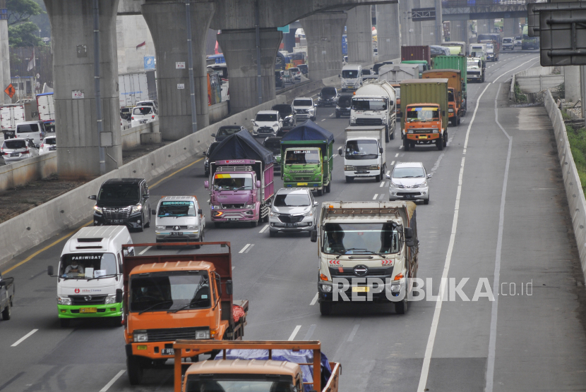 Sejumlah kendaraan melintas di jalan Tol Jakarta-Cikampek, Bekasi, Jawa Barat, Selasa (27/10).