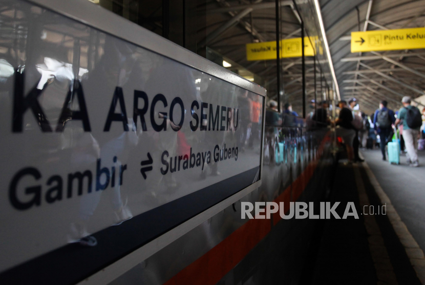 Penumpang naik ke dalam gerbong KA Argo Semeru di Stasiun Surabaya Gubeng, Surabaya, Jawa Timur, Kamis (1/6/2023). PT Kereta Api Indonesia Daop 8 mencatat 126.861 orang tiba di Surabaya pada Ahad.