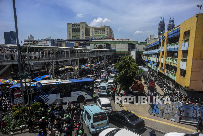 Sejumlah kendaraan terjebak kemacetan di Pasar Tanah Abang, Jakarta (ilustrasi)  