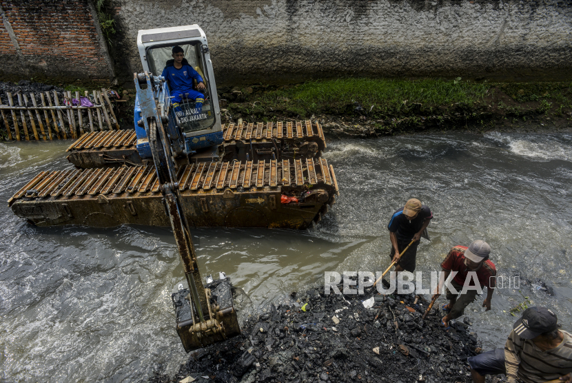 Petugas mengoperasikan alat berat saat melakukan pengerukan sungai, ilustrasi. Dinas Sumber Daya Air dan Bina Marga (DSDABM) Kota Surabaya melakukan normalisasi saluran air atau pelebaran sungai jelang musim penghujan.