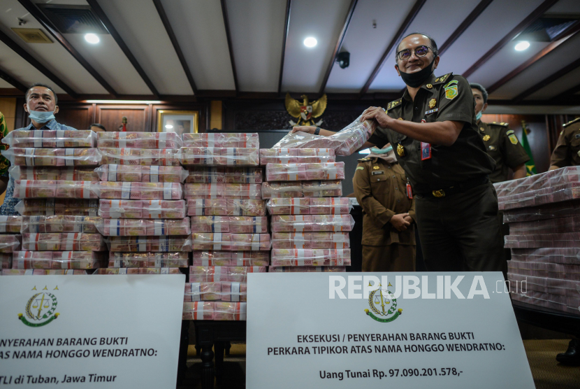 Petugas menunjukan barang bukti berupa uang sitaan di kantor Kejakgung, Jakarta, Selasa (7/7). Kejagung mengeksekusi kilang LPG PT TLI di Tuban Jawa Timur dan uang senilai Rp 97 miliar hasil korupsi terpidana penjualan kondensat di BP Migas Honggo Wendratno, serta uang sebesar Rp73,9 miliar dalam perkara dugaan tindak pidana korupsi pengelolaan keuangan dan dana investasi pada PT Asuransi Jiwasraya (Persero) tahun 2008-2018. (ilustrasi)