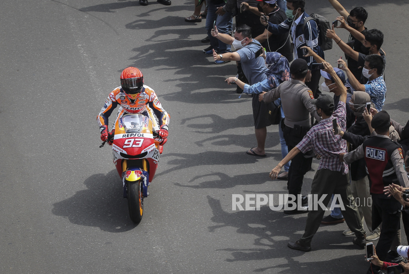 Pembalap MotoGP dari tim Repsol Honda Marc Marquez mengikuti parade di kawasan Jalan M.H.Thamrin, Jakarta, Rabu (16/3/2022). Parade digelar untuk memeriahkan seri kedua MotoGP yang akan diselenggarakan di Sirkuit Mandalika pada 18-20 Maret 2022. 