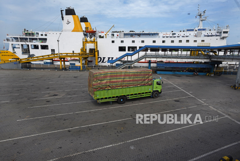 Truk yang akan menyeberang ke Sumatera terparkir di Dermaga 2 menunggu masuk kapal ferry di Pelabuhan Merak, Banten.