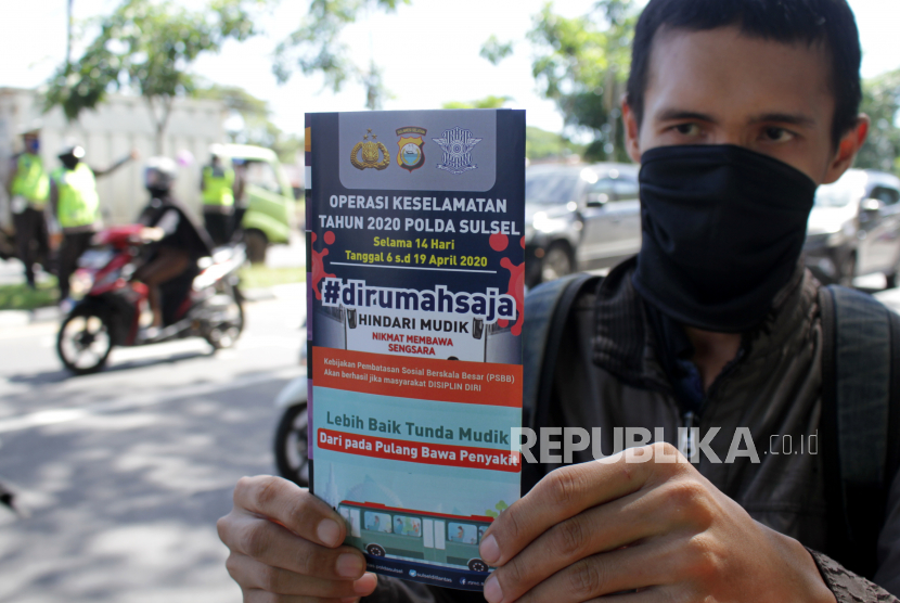 Pengendara menunjukan brosur imbauan terkait pencegahan COVID-19 yang dibagikan oleh anggota Satlantas Polrestabes Makassar saat melakukan Operasi Keselamatan 2020 di Makassar, Sulawesi Selatan. Legislator menyatakan PSBBdi Sulsel perlu untuk memutus rantai Covid-19