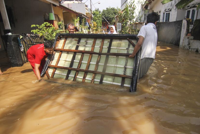 Terendam Banjir di Tengah Pandemi Virus Corona