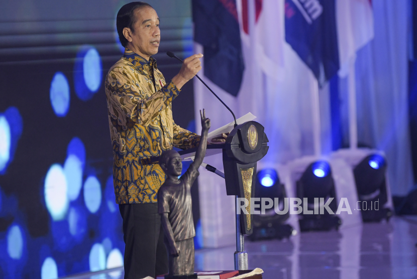 Presiden Joko Widodo memberikan sambutan saat peringatan HUT ke-10 Partai NasDem di Gedung Akademi Bela Negara (ABN) Partai NasDem, Jakarta, Kamis (11/11/2021). Acara tersebut mengusung tema Satu Dekade di Jalan Restorasi.