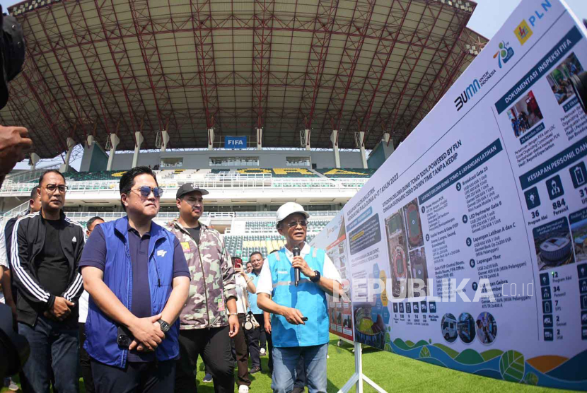 Ketua PSSI Erick Thohir meninjau Stadion Gelora Bung Tomo, Surabaya, Ahad (29/10/2023), yang akan digunakan sebagai venue Piala Dunia U17. 